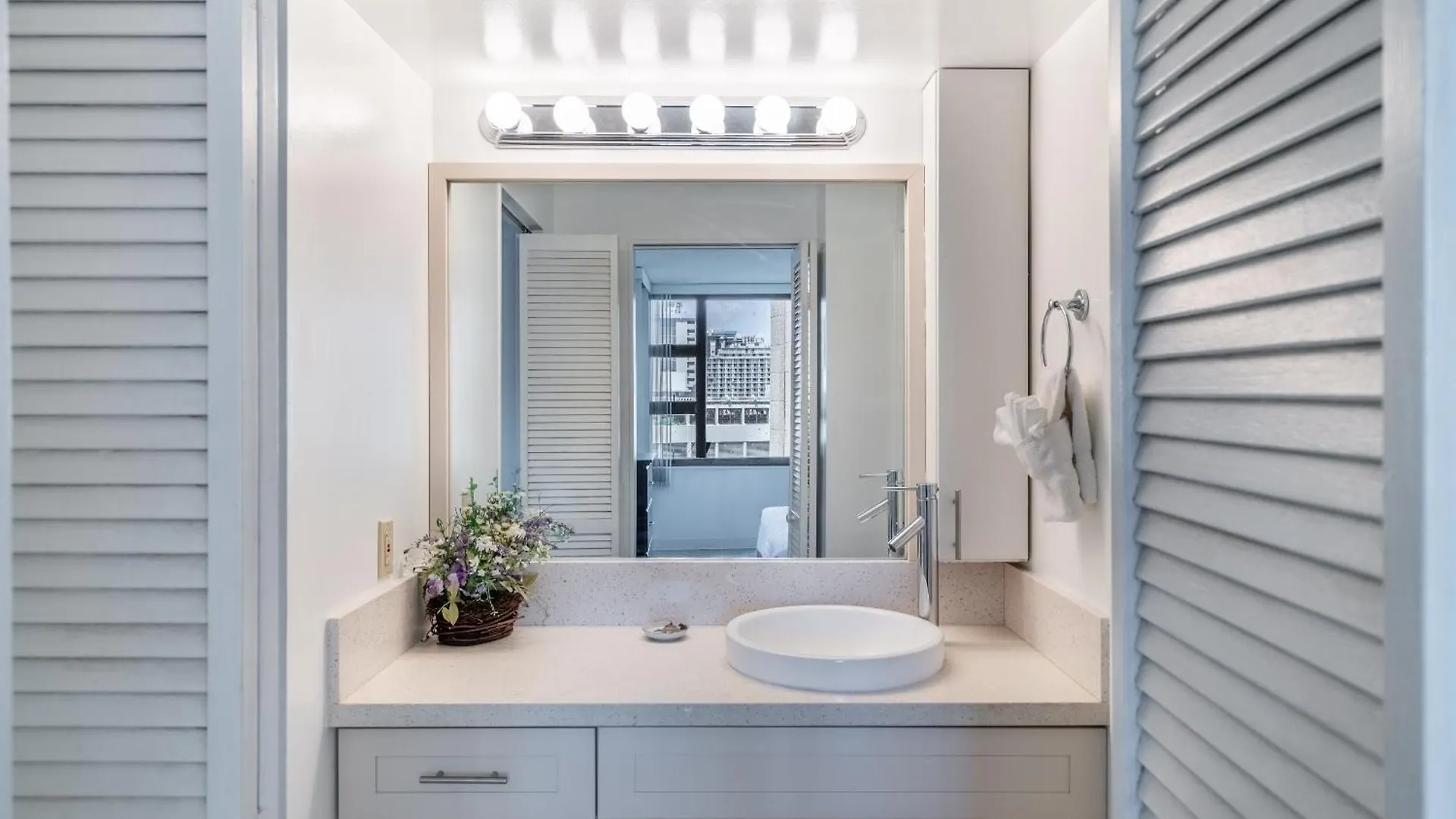 Enjoy The Waikiki Banyan With Ocean Fun, Top Amenities, And Prime Location! Honolulu 0*,  USA