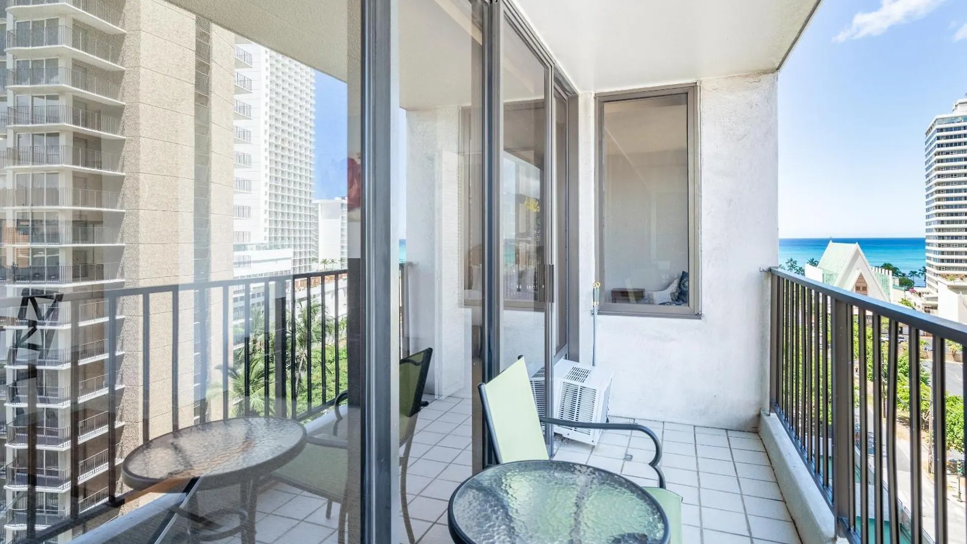 Enjoy The Waikiki Banyan With Ocean Fun, Top Amenities, And Prime Location! Honolulu USA