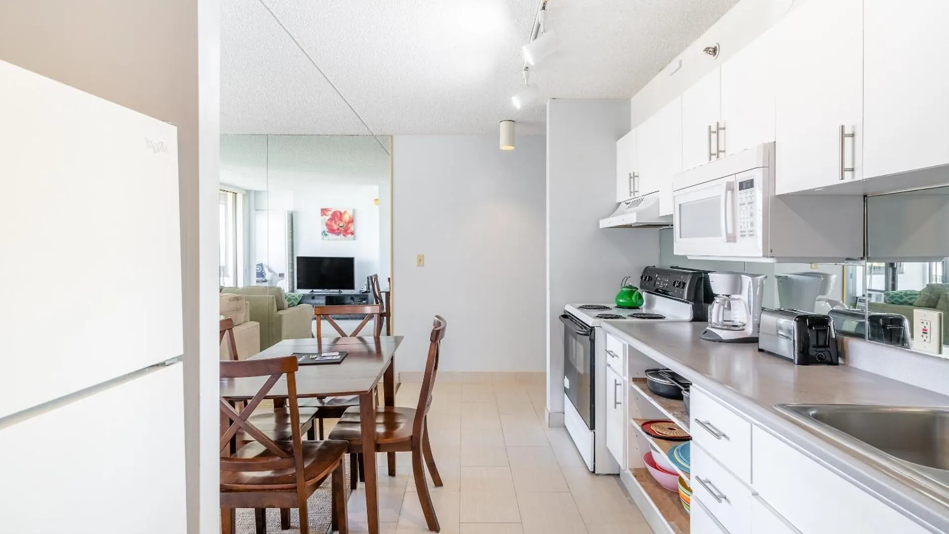 Enjoy The Waikiki Banyan With Ocean Fun, Top Amenities, And Prime Location! Honolulu USA