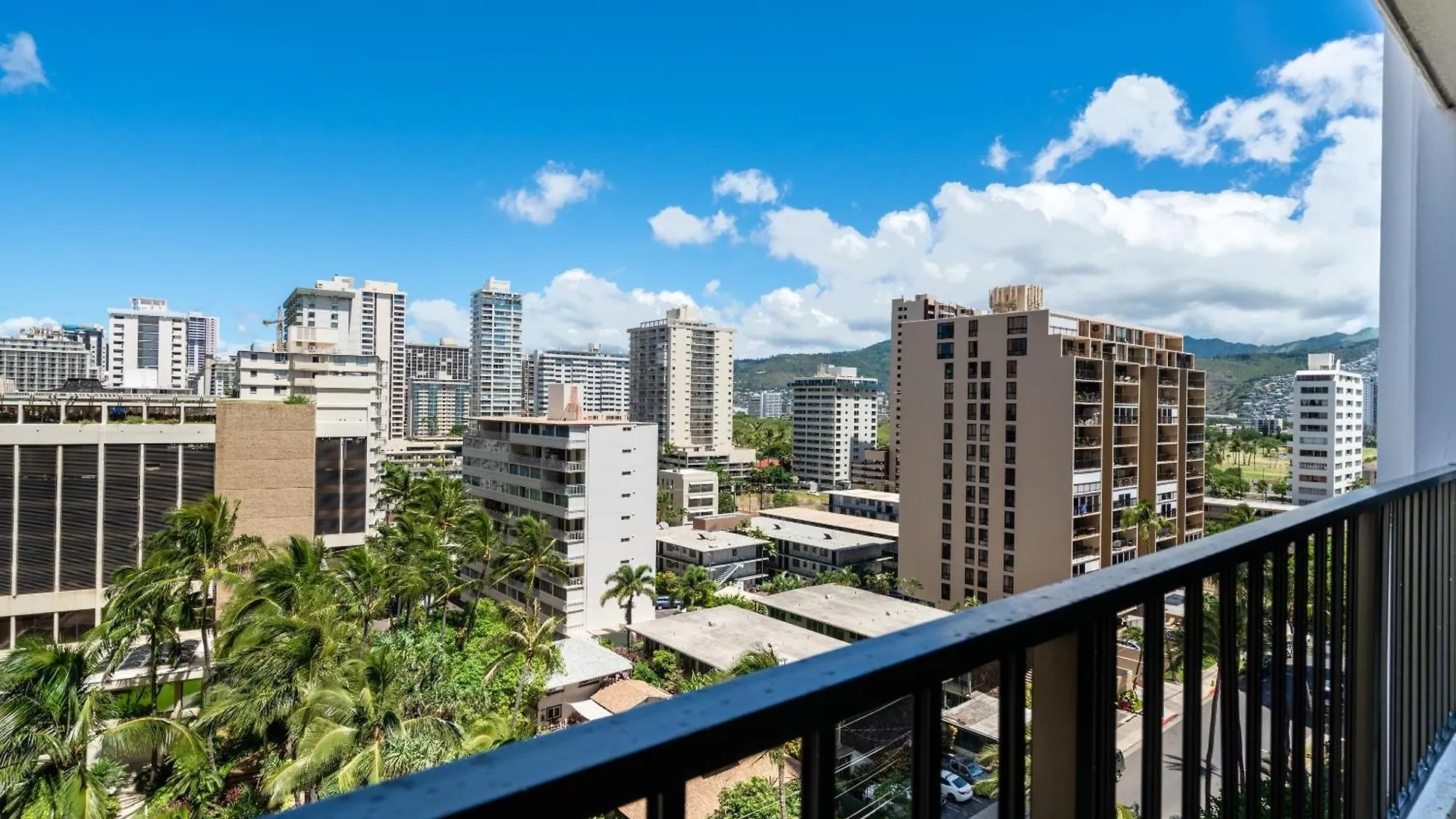 Enjoy The Waikiki Banyan With Ocean Fun, Top Amenities, And Prime Location! Honolulu 0*,