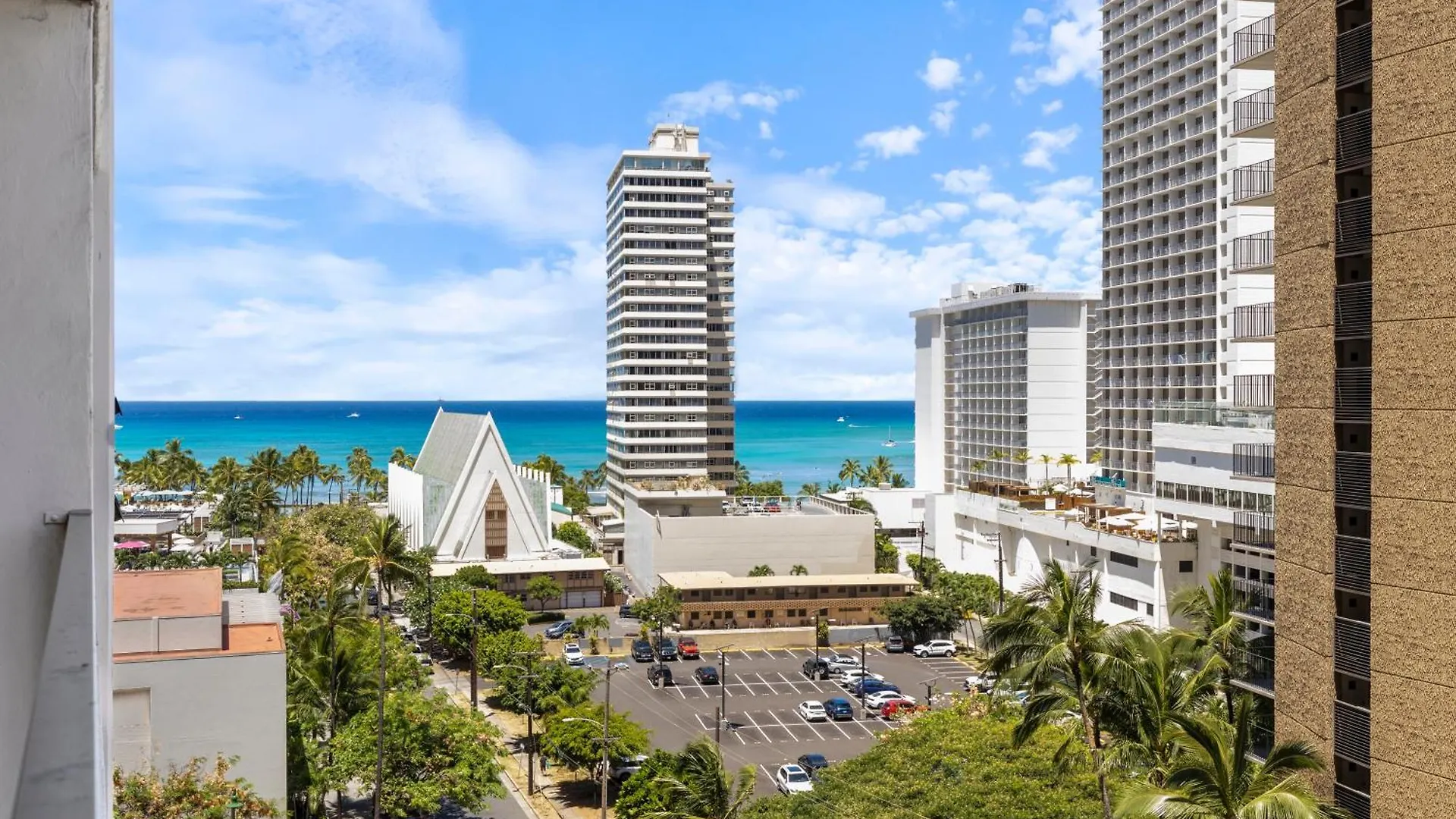 Enjoy The Waikiki Banyan With Ocean Fun, Top Amenities, And Prime Location! Honolulu