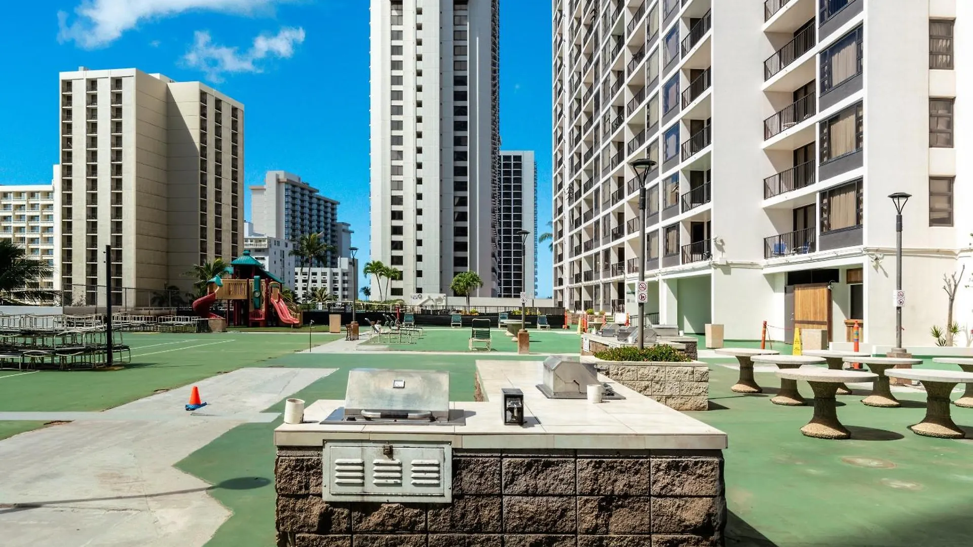Enjoy The Waikiki Banyan With Ocean Fun, Top Amenities, And Prime Location! Honolulu Appartement