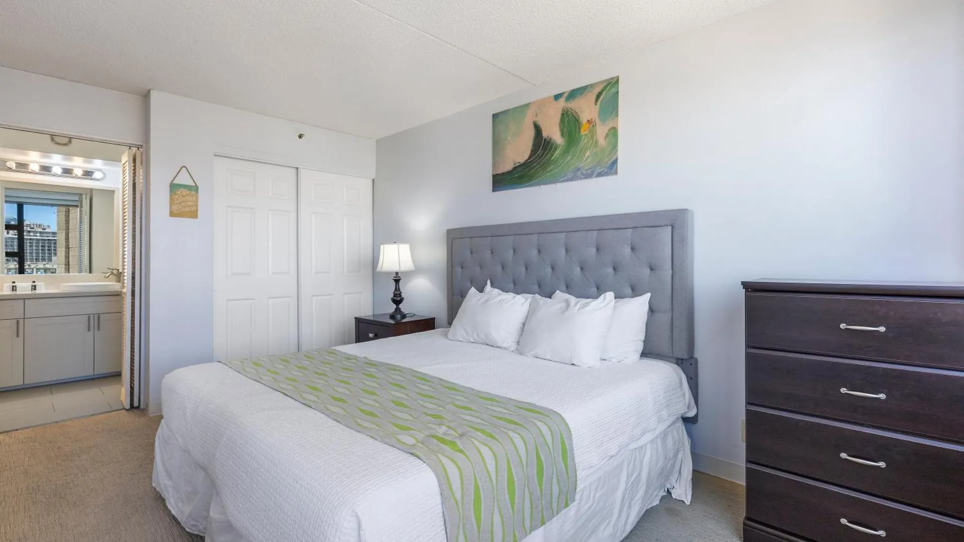 Enjoy The Waikiki Banyan With Ocean Fun, Top Amenities, And Prime Location! Honolulu